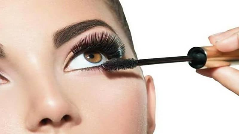 مخاطر استخدام الماسكرا على العين