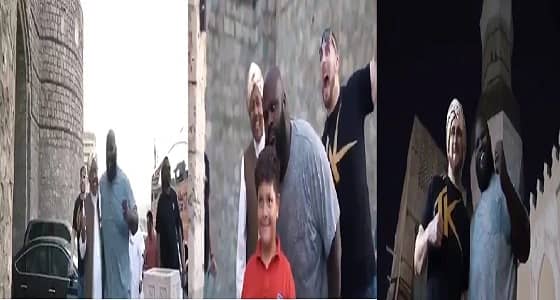 بالفيديو.. جولة لنجوم مصارعة المحترفين بمنطقة جدة التاريخية