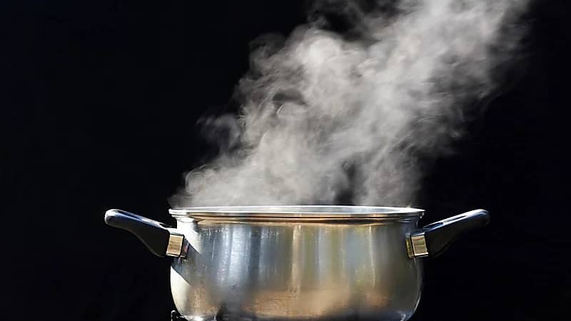 زوجة تسكب الماء المغلي على زوجها بعد اعتداءه جنسيا على أطفالها