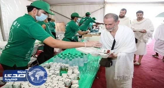 بالصور.. " هدية " تقدم 9 ملايين وجبة وعبوة لضيوف الرحمن