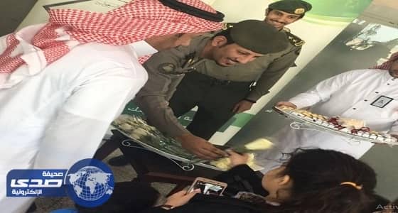 مطار ينبع الدولي يستقبل رواده بالحلوى والورود
