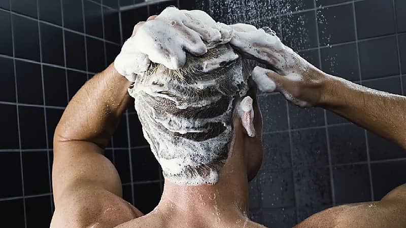 بتوصية خبراء .. في هذا الوقت فقط عليك غسل شعرك