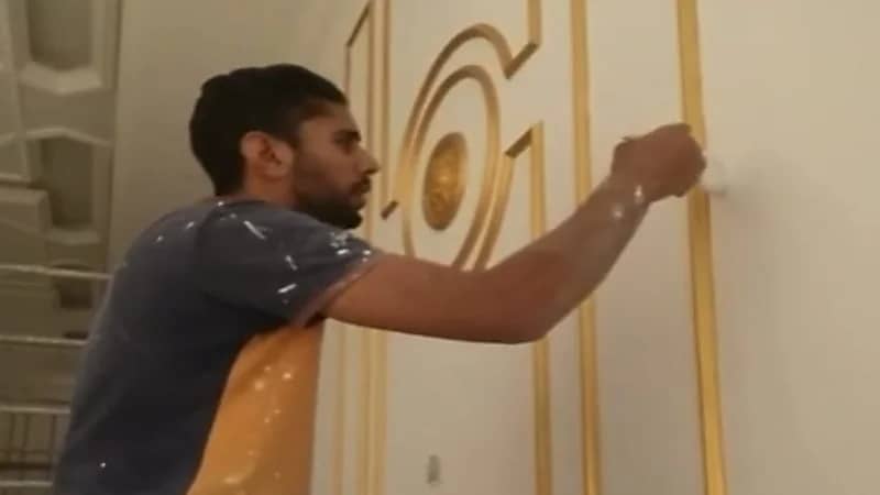 نقاش يبدع في غناء الطرب الأصيل (فيديو)