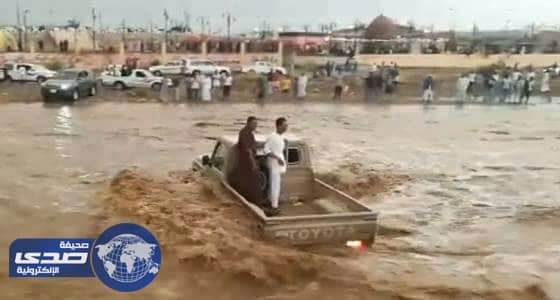 بالفيديو.. شاب يستعرض بسيارته وسط سيول وادي خلب في جازان