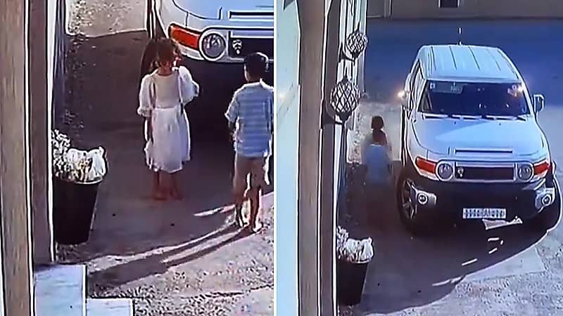 طفل يحمى أخته الصغيرة من الحر بعد أن علقوا بالشارع .. فيديو