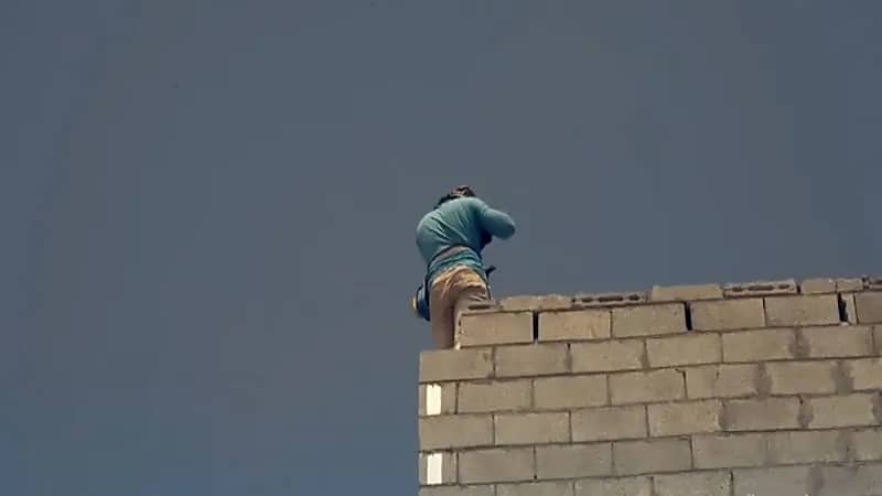 بالفيديو.. مقاولون يلزمون العمال بالعمل تحت أشعة الشمس