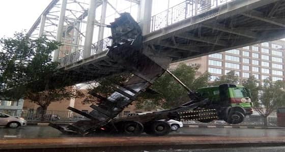 شاحنة تصطدم بجسر مشاه في مكة وتعطل حركة السير