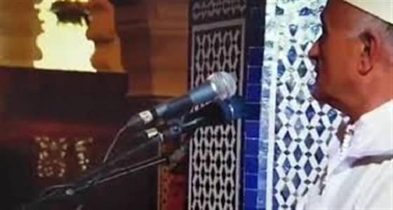 بالفيديو.. رجل يعتدي على إمام مسجد بسيف