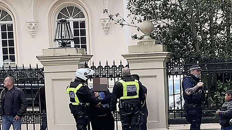شاهد.. إحباط محاولة إشعال النيران في مقر إقامة سفير المملكة في بريطانيا