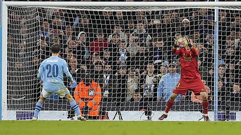 حارس ريال مدريد يكشف سر تصديه الغريب لركلة برناردو سيلفا