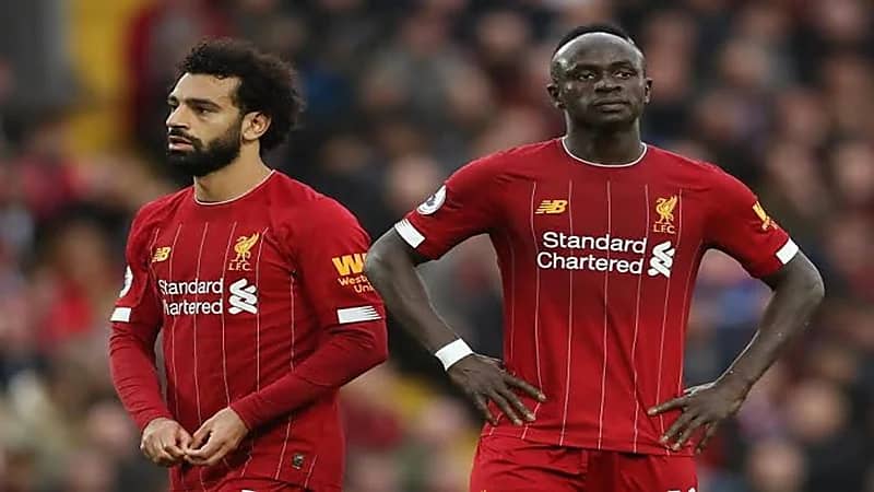 بالفيديو.. انسحاب محمد صلاح وماني وكيتا من احتفال لاعبي ليفربول بزجاجات الخمر