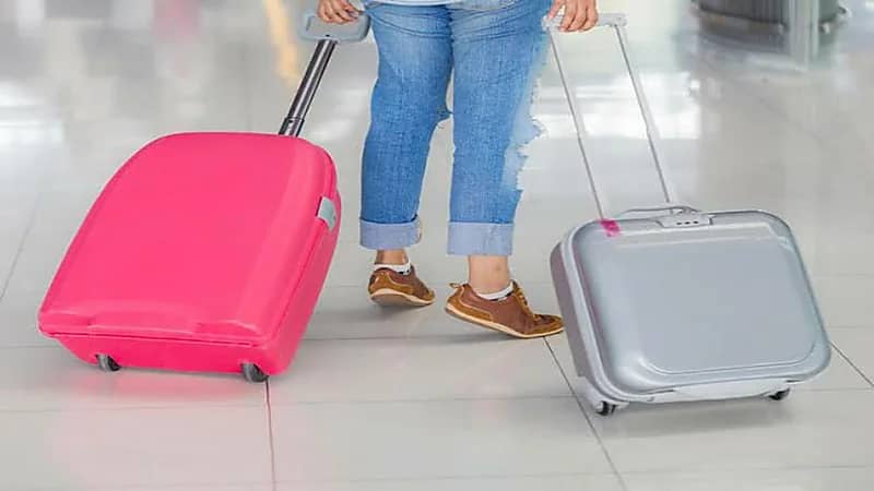 بعد عودتها من المطار.. امرأة تعثر على مفاجأة داخل حقيبتها