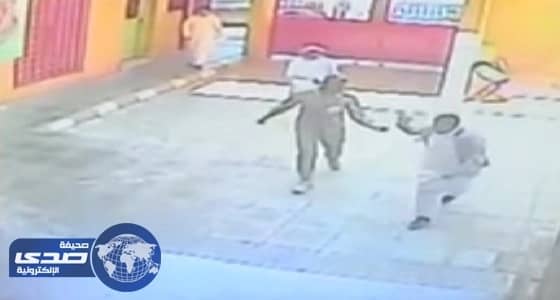 والد الطفل المعتدى عليه من رجل أمن: لن أتنازل عن حق ابني «فيديو»