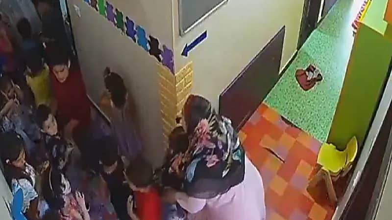 فزع أطفال في حضانة بعد سقوط صاروخ إسرائيلي قربهم .. فيديو