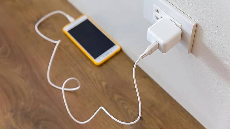 تحذيرات من خطورة شحن الجوال