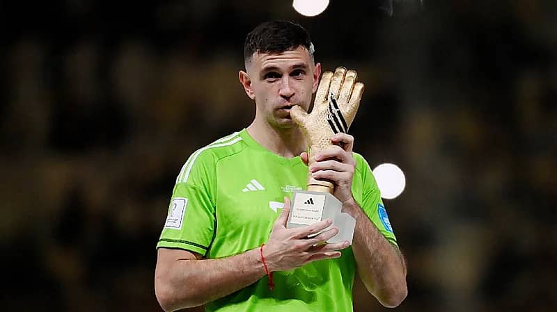 حارس منتخب الأرجنتين يستأجر كلبا لحراسة ميداليته الذهبية