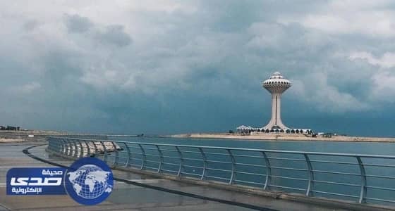 صورة لكورنيش الخبر تبرز جمال السحب المتجمعة