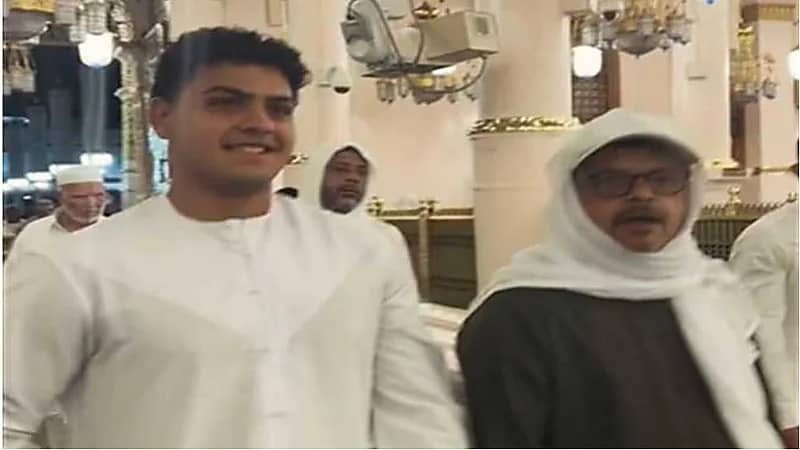 أحدث ظهور لـ نجل محمد هنيدي برفقة والده خلال أدائهم مناسك العمرة.. صورة