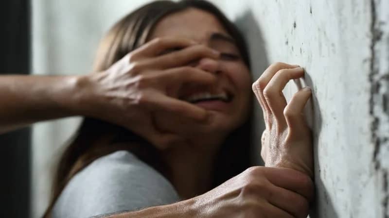 قاض يستدرج فتاة ويغتصبها بمساعدة أصدقائه