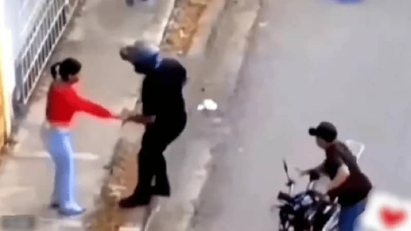 رجل يهرب ويترك صديقته تتعرض للسرقة .. فيديو