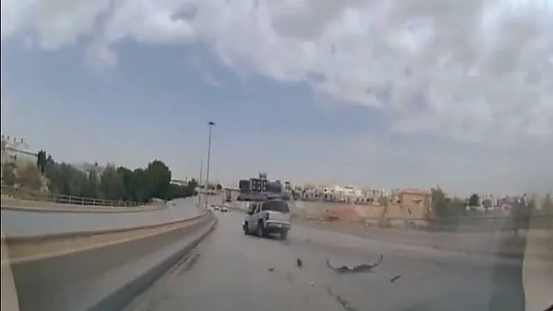 شاهد.. لحظة غضب ⁧سائق جمس⁩ كادت أن تكلفه حياته