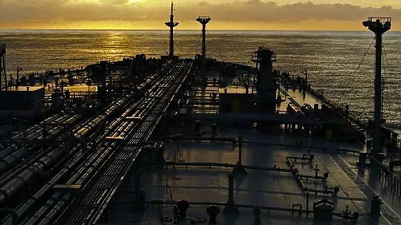 انفجار في ناقلة نفط قبالة ميناء بانياس السوري