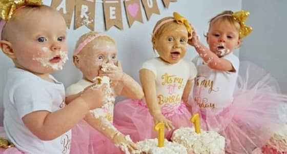 أم تصمم كعكة على شكل ابنتيها في عيد ميلادهما