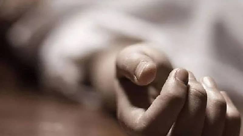 فتاة تقفز من الخامس بسبب سحب هاتفها المحمول