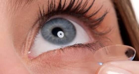 6 أخطاء تجنبيها عند وضع العدسات اللاصقة