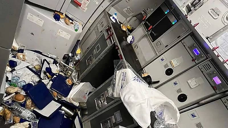 بالصور.. مطبات هوائية تتسبب في ذعر على متن طائرة كويتية وتقلبها رأسًا على عقب