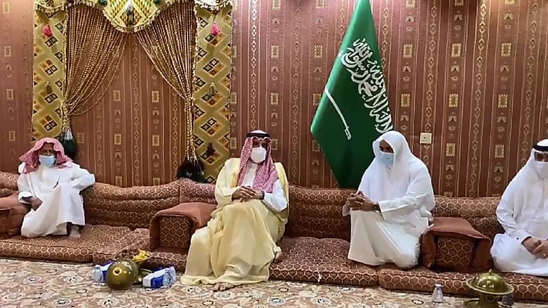 فيديو..أمير المدينة المنورة يعزي أسر المتوفين في حادث طريق علي بن أبي طالب