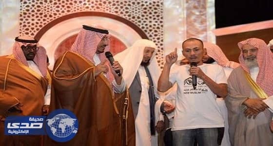 بالفيديو.. نائب أمير عسير يلقن فلبيني الشهادة