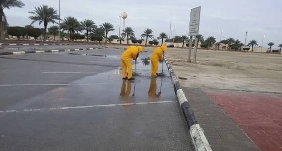 بالصور.. الشرقية تواصل تصريف تجمعات مياه الأمطار بالدمام