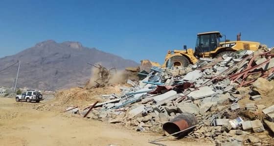 بالصور.. إزالة إحداثات في أراضي حكومية ببلدية المجاردة