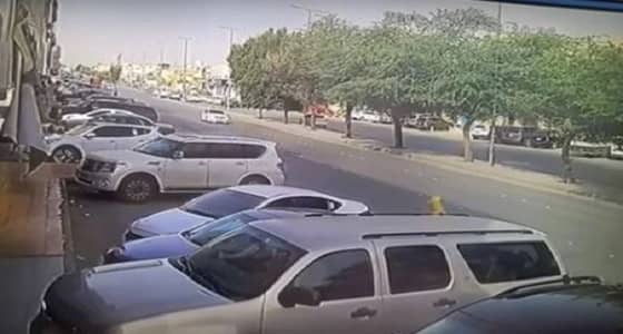 بالفيديو.. حادث عنيف لدورية مرور بشارع عام