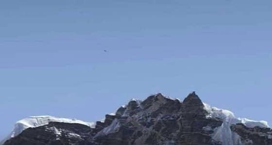 بالفيديو.. جسم غريب يطير فوق قمة أعلى جبال العالم