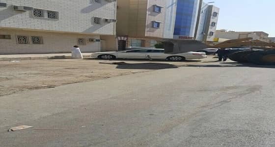 بالصور.. بلدية الروضة تزيل 48 موقفا عاما من أمام " العمائر "