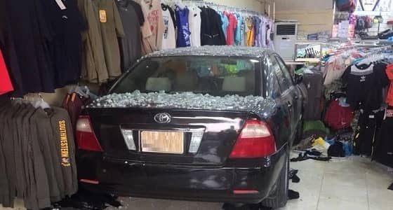 بالفيديو.. لحظة دخول إمرأة محل ملابس بسيارتها في الإحساء