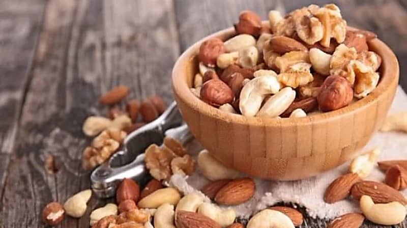 "الذيابي" ينصح المصابين بارتفاع ضغط الدم بالابتعاد عن المكسرات المملحة