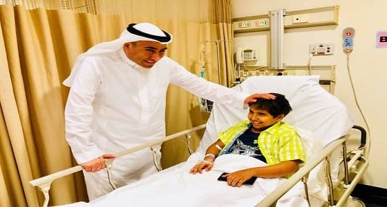أمين جدة يزور الطفل عزام.. ويكرم 100 عامل نظافة