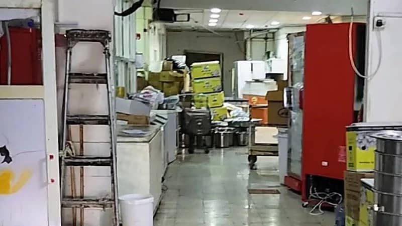 أمانة جدة تغلق معمل مخالف بحي الربوة استغلته عمالة مخالفة لتحضير المثلجات