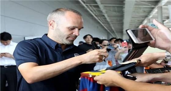 بالصور.. جماهير فيسيل كوبي الياباني تستقبل " إنييستا "