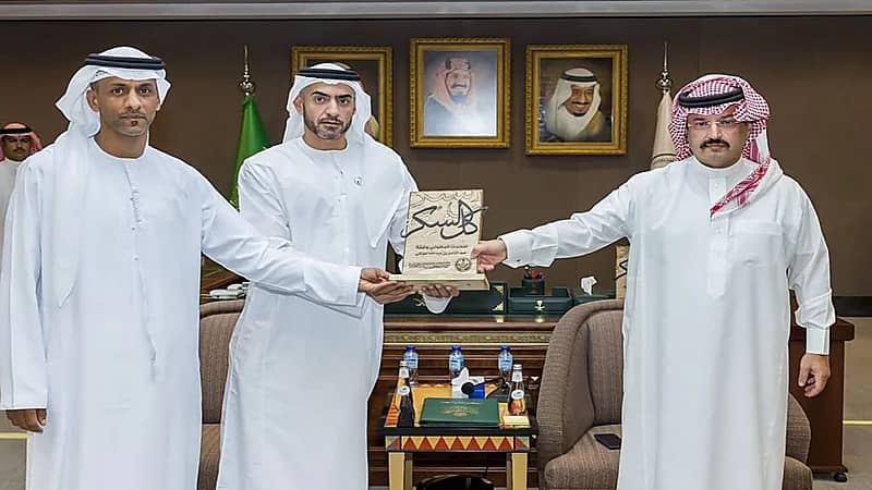 بالفيديو والصور.. أمير عسير يكرم إماراتي تنازل عن حقه في خلاف مع مواطن