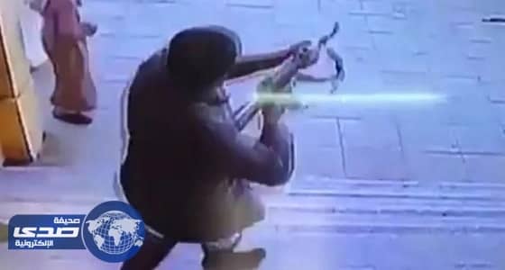 مواطن يهاجم مدرسة ابتدائية بالرشاش لخلاف بين ابنه وطالب آخر