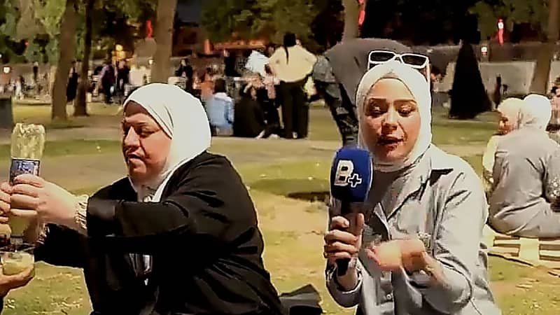 سيدة تخطب المذيعة لابنها على الهواء: أدللك وما أخليك تطبخين!.. فيديو