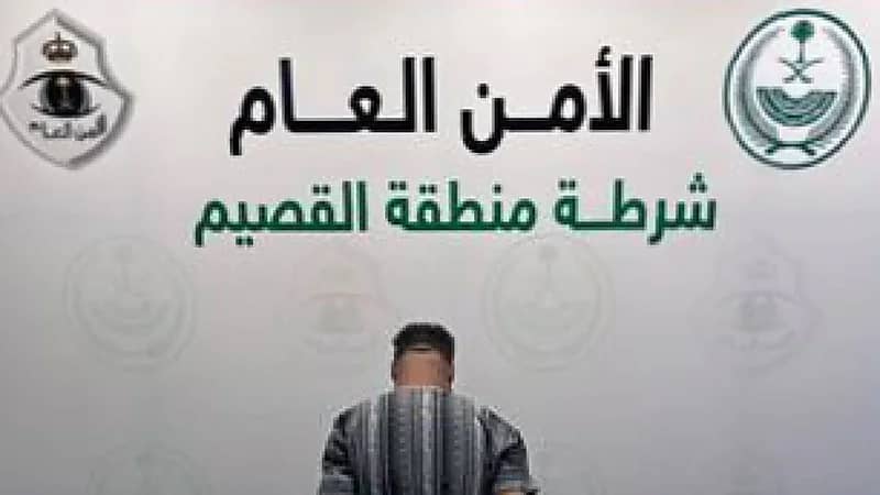 القبض على مروج مواد مخدرة وضبط أسلحة نارية بحوزته