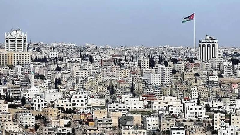 شاهد : شاب بإحدى قرى أضم ينثر موهبته على صخور قريته