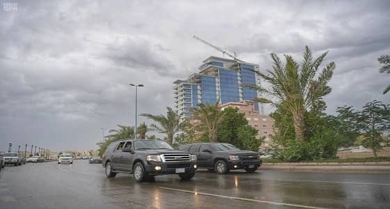 أمطار غزيرة بجدة تتسبب في ارتباك الحركة المرورية