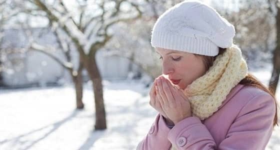 3 أسباب وراء شعور المرأة بالبرد أكثر من الرجل