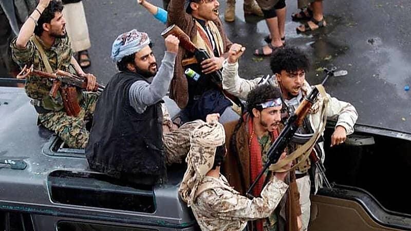 ‎مقتل طفل وإصابة والداه بقصف صاروخي حوثي على منزلهم